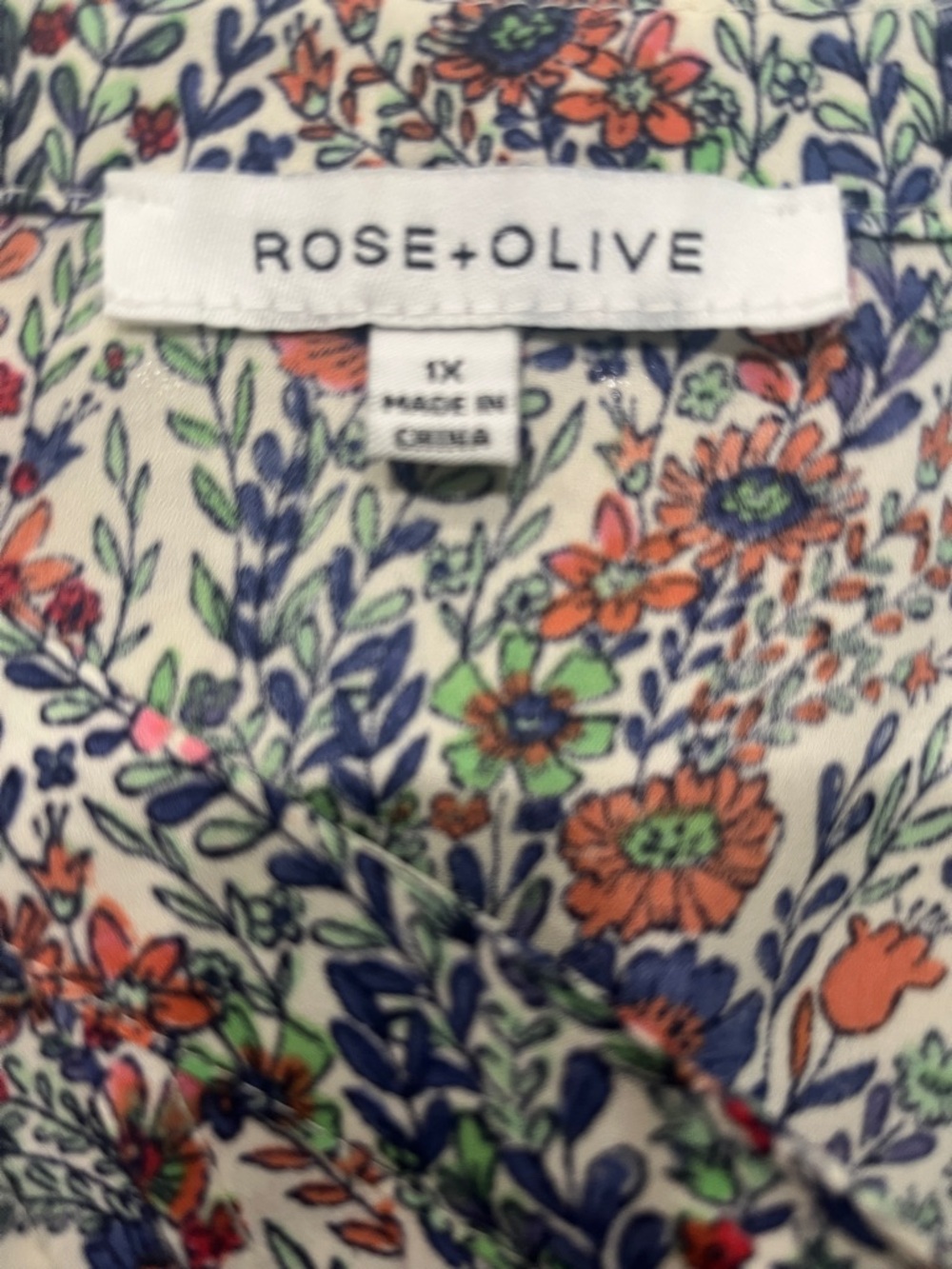 Rose + Olive Floral V-Neck Flutter Sleeve Top - Size 1X - Picture 4 of 4